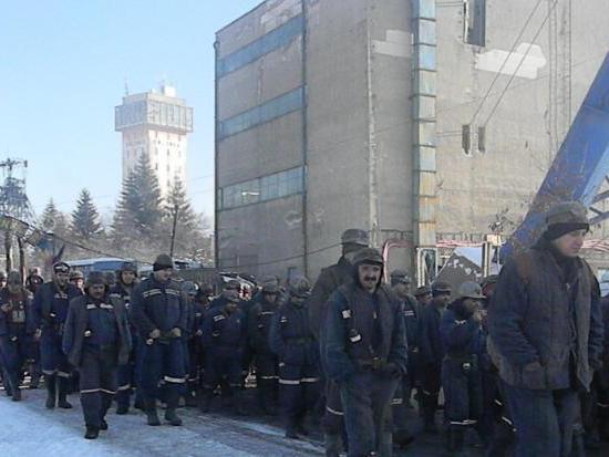 Sute de mineri protestează în curtea sediului CNH din Petroşani