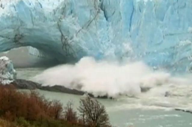 VIDEO SPECTACULOS: Bucăţi imense din gheţarul Perito Moreno s-au prăbuşit în apă