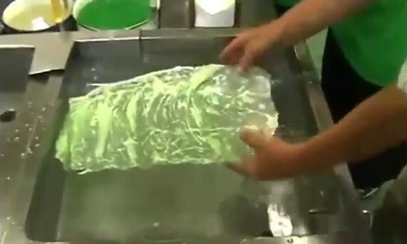 Japonezii produc varza în chiuvetă, în mai puţin de 60 de secunde! (VIDEO)