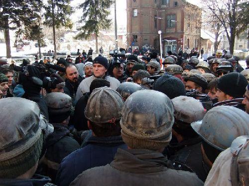 Minerii care au protestat în faţa sediului CNH Petroşani ameninţă că vin în Capitală