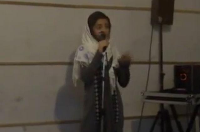 O fetiţă din Iran impresionează lumea cu vocea ei. Vezi clipul văzut de peste 100.000 de persoane în câteva zile