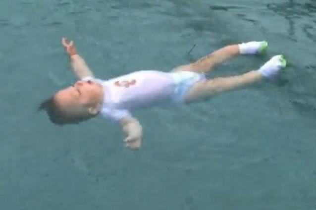 VIDEO: Cum învaţă bebeluşii să plutească pentru a se salva în caz de înec