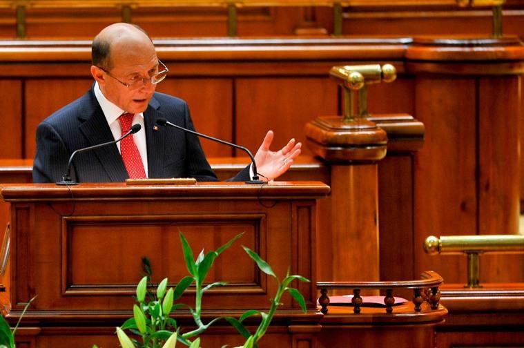 Băsescu, huiduit în Parlament. Preşedintele vrea "reîntregirea salariilor bugetarilor în jurul datei de 1 iunie" (VIDEO)