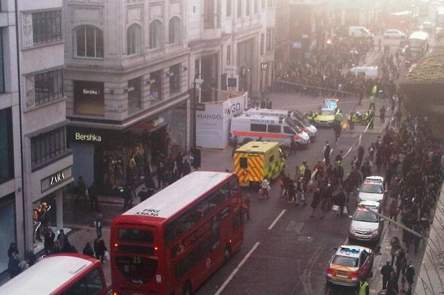 Londra: Patru persoane au fost rănite din cauza unui panou publicitar cu Kate Moss