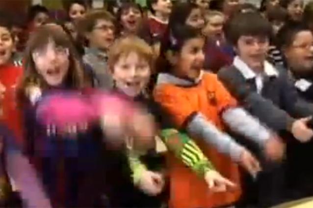 VIDEO Adorabil! Zeci de copii au cântat pentru ca Guardiola să rămână la Barca