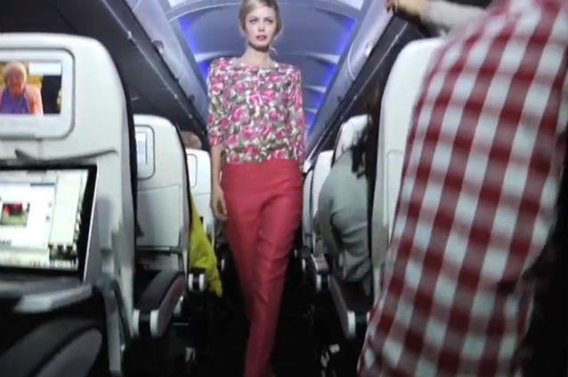 Prezentare de modă la înălţime. Vezi ce reacţii au avut pasagerii unui avion la surpriza organizată de Banana Republic