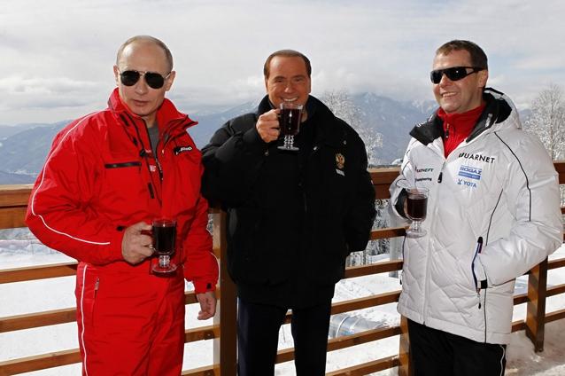 VIDEO: Berlusconi a sărbătorit cu Putin şi Medvedev rezultatul alegerilor din Rusia
