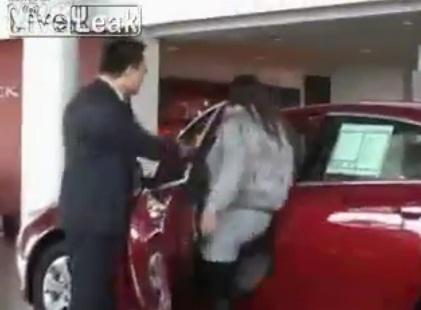 Dacă vrei să-ţi iei maşină, nu-ţi lua nevasta la cumpărături. Vezi ce-a paţit un chinez în showroom (VIDEO)