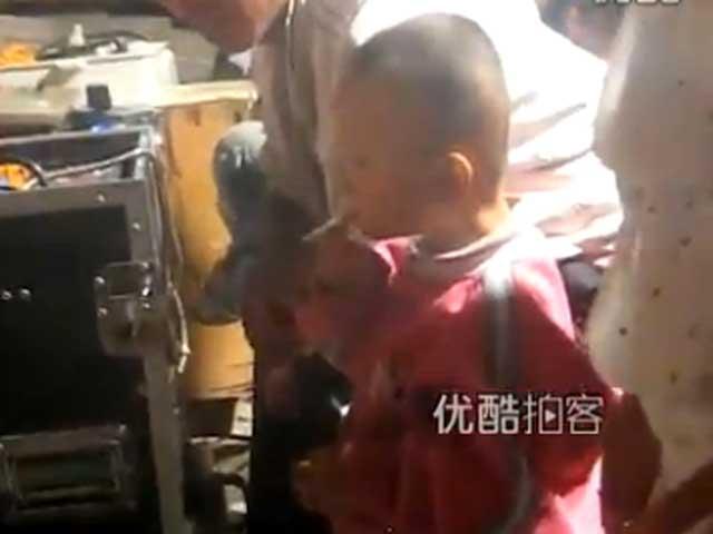 China. Un băieţel de trei ani trage cu nesaţ din ţigară, fără ca nimeni să-l împiedice (VIDEO)