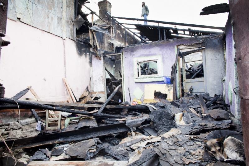 O fetiţă de 12 ani a murit într-un incendiu la Bord, Mureş , încercând să-şi salveze familia