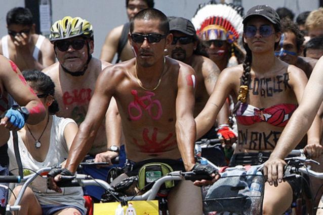 Peru: Sute de biciclişti au protestat dezbrăcaţi faţă de condiţiile din trafic
