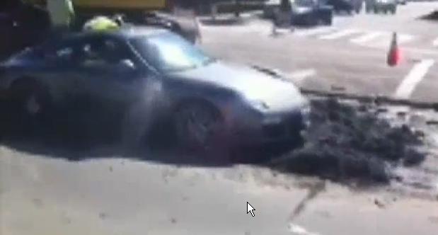 A rămas cu Porsche-ul blocat în ciment (VIDEO)