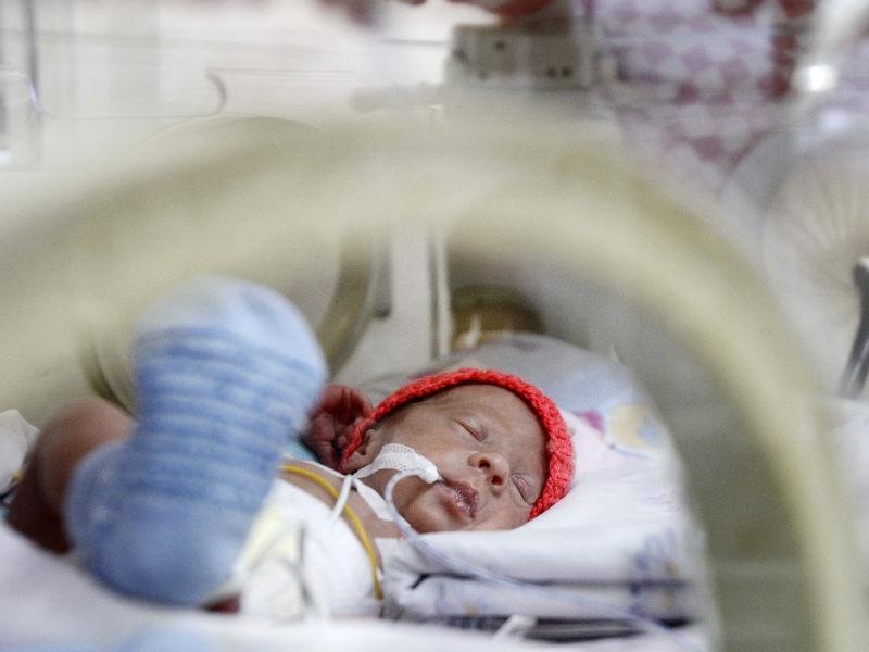 O fetiţă de două luni, din Arad, a ajuns la spital cântărind mai puţin ca la naştere. Mama e suspectată că n-ar fi hrănit-o cum trebuie