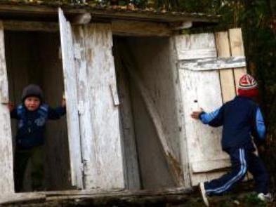 Trei copii au căzut în haznaua din curtea unei şcoli din Dâmboviţa. O fetiţă a murit