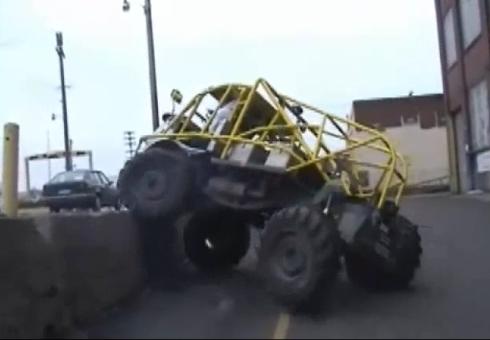 Vehiculul care urcă peste ziduri mai înalte de un metru (VIDEO)