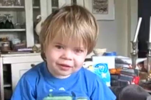 VIDEO: Un băieţel de doi ani recită fără probleme Shakespeare