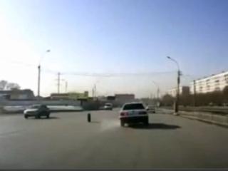 Cum a rămas un şofer rus fără roata din faţă în timp ce rula pe un bulevard aglomerat(VIDEO)
