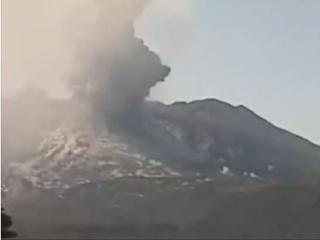 Erupţie violentă în Japonia! Lavă şi pietre vulcanice au fost aruncate la aproape doi kilometri distanţă (VIDEO)