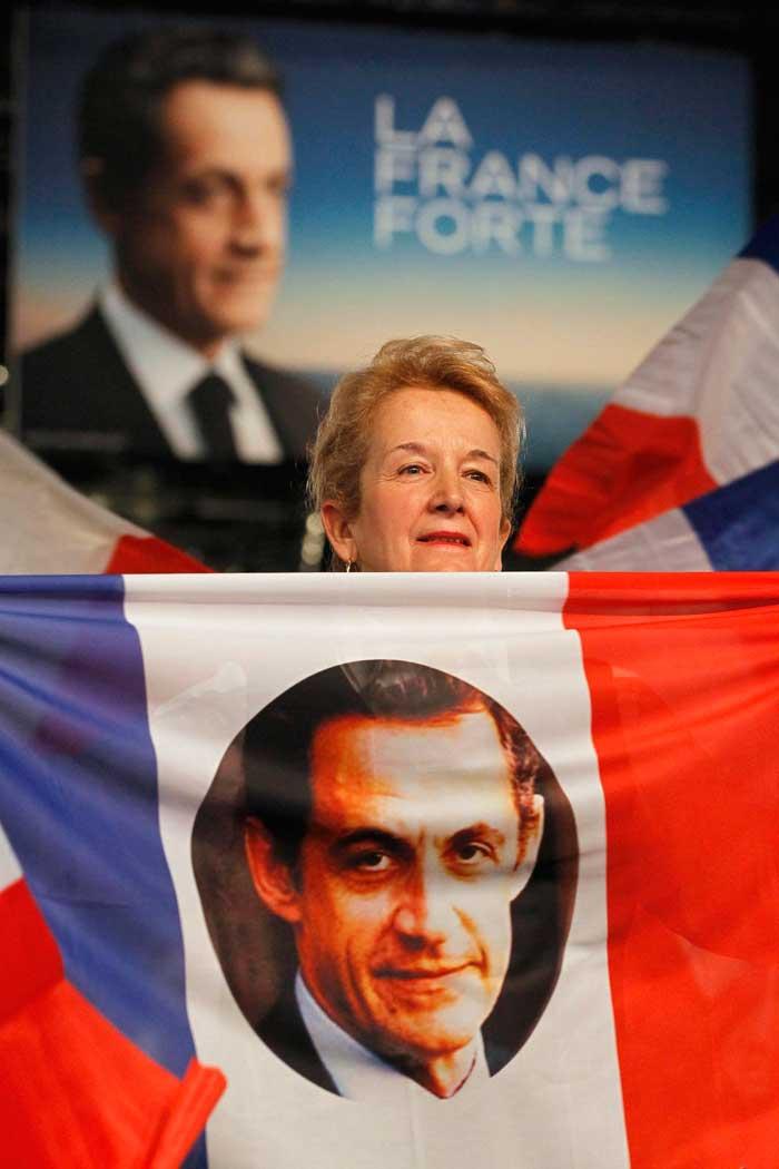 Sarkozy i-o ia înainte lui Hollande