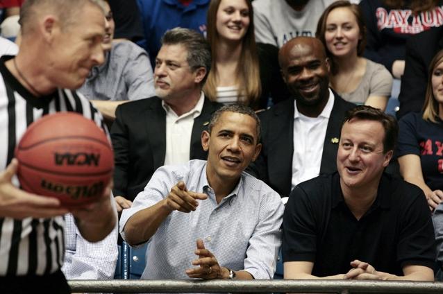 Obama l-a dus pe David Cameron la primul său meci de baschet. "El o să mă înveţe cricket, pentru că e un sport din care nu înţeleg nimic" (VIDEO)