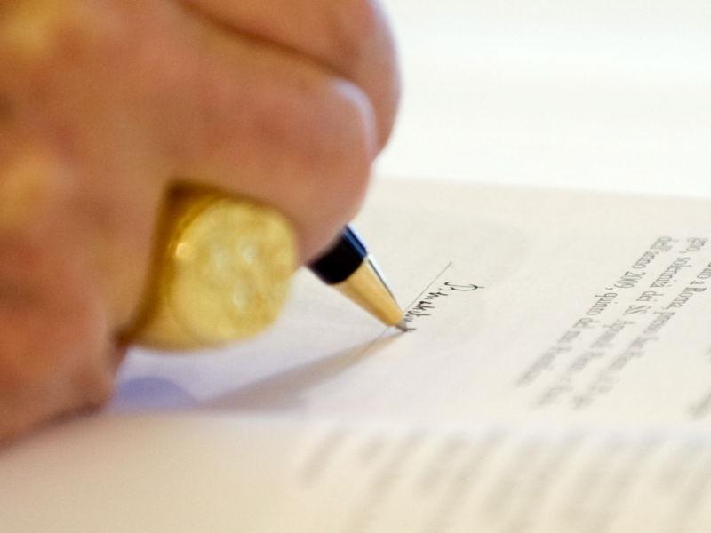 O clauză abuzivă prevăzută într-un contract anulează documentul, potrivit unei decizii a CJUE