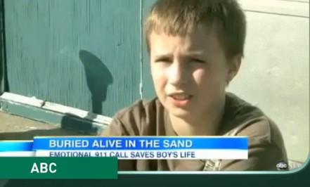 Povestea incredibilă a unui băieţel de 11 ani care a supravieţuit 30 de minute îngropat în nisip! (VIDEO)