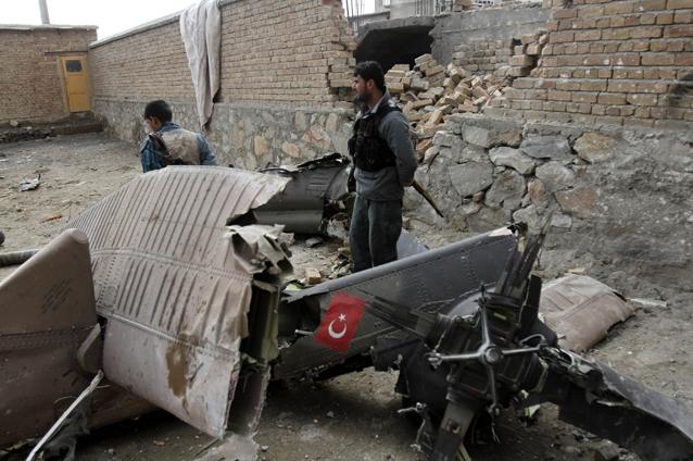 12 militari turci au murit după ce elicopterul în care se aflau s-a prăbuşit peste o casă de lângă Kabul