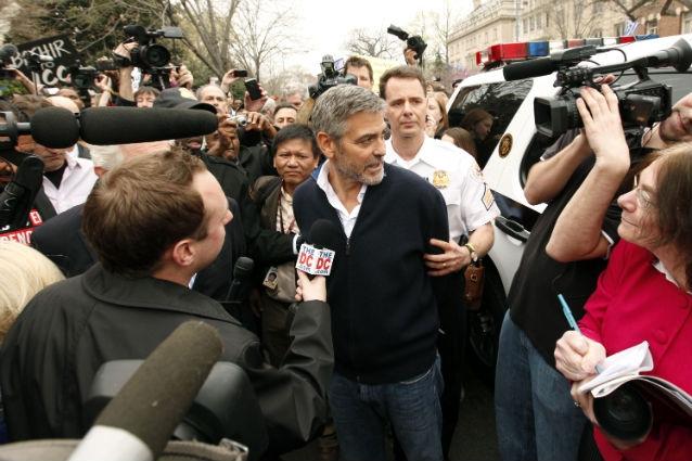 George Clooney a fost arestat în timp ce protesta în faţa Ambasadei Sudanului la Washington (VIDEO)
