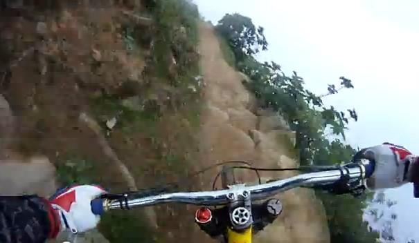 100% ADRENALINĂ!!! Mountain Bike pe marginea prăpastiei (VIDEO SPECTACULOS)