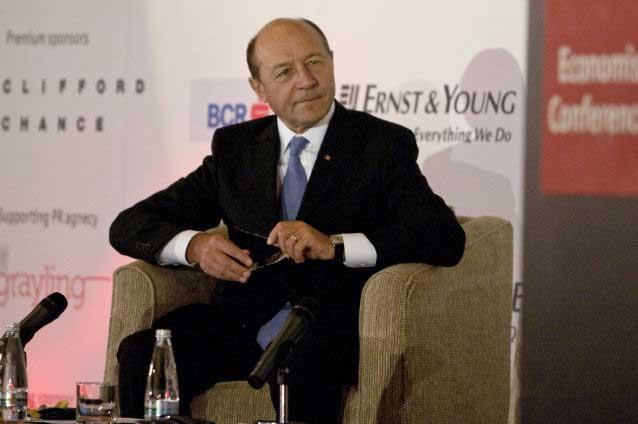 Băsescu a prins iar glas. "Am oferit postul de premier lui Victor Ponta de două ori în negocierile din 6 februarie". Ponta neagă