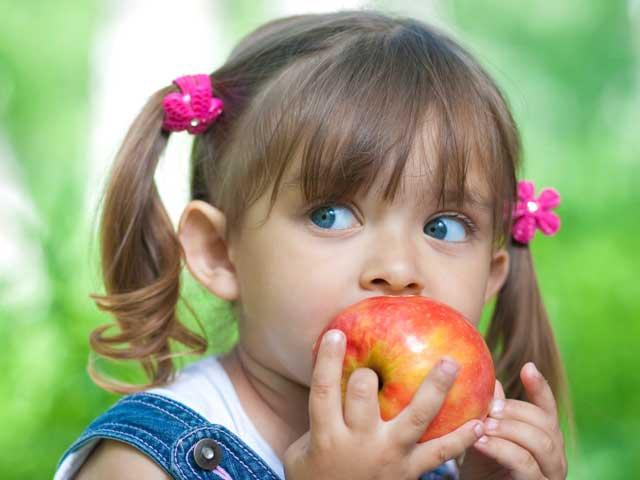 Cum îi convingem pe copii să mănânce fructe şi legume. Doar 6% dintre ei mănâncă zilnic cât ar trebui
