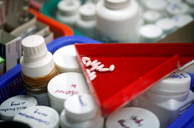 Înţelegeri pe piaţa medicamentelor: Două companii farmaceutice şi mai mulţi distribuitori au primit amenzi de 12 milioane de euro