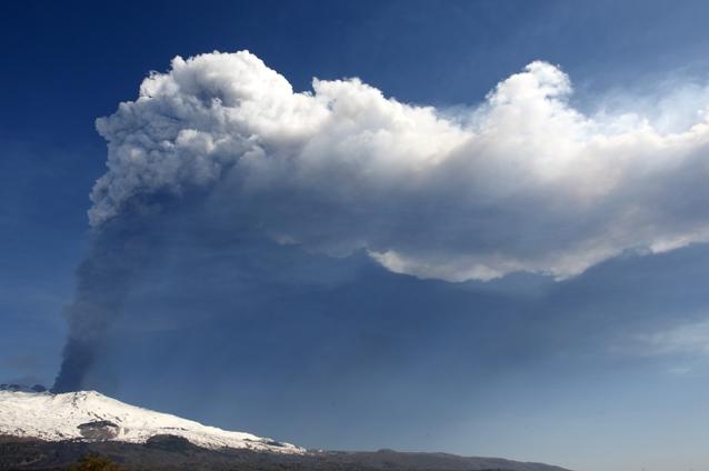 Vulcanul Etna erupe pentru a patra oară în 2012