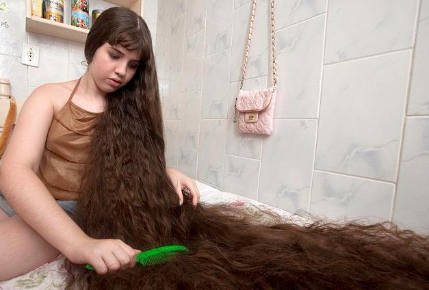 Ea este fata cu cel mai lung păr din lume! Rapunzel din Brazilia vrea să se tundă pentru 5.000 de euro (VIDEO)