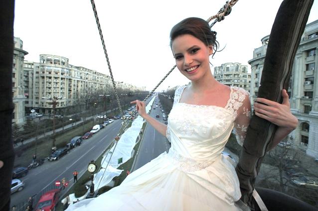 VIDEO: România a intrat în Cartea Recordurilor cu cea mai lungă trenă de rochie de mireasă