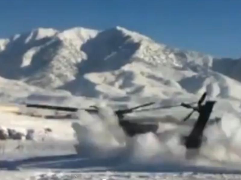 (VIDEO) Un elicopter AH-64 Apache, filmat în timpul unei prăbuşiri, în Afganistan