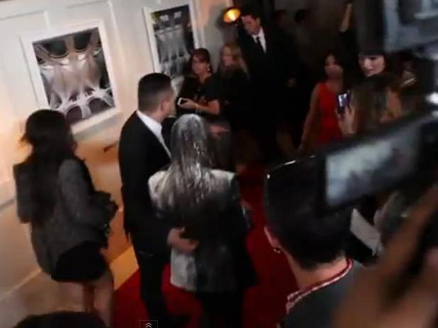 Kim Kardashian, atacată cu făină, pe covorul roşu (VIDEO)