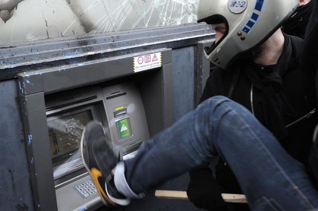 Daily Mail: 70% din economia Bacăului provine din furturile de la bancomatele din Marea Britanie. Prefectul de Bacău se simte jignit