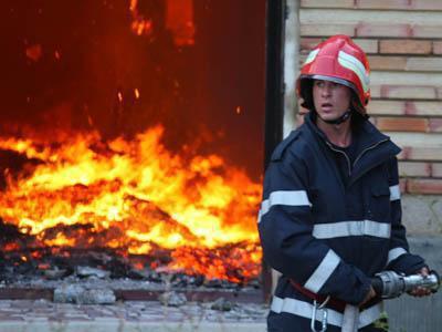 Incendiu în Săcele: Cinci locuinţe cuprinse de flăcări, 15 persoane au fost evacuate