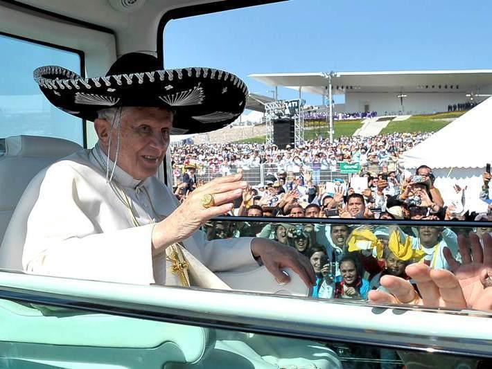 Papa Benedict al XVI-lea, cu sombrero în papamobil (VIDEO)
