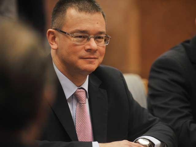 Premierul Ungureanu a părăsit supărat şedinţa Coaliţiei, acuzând Puterea de presiuni politice pentru bani