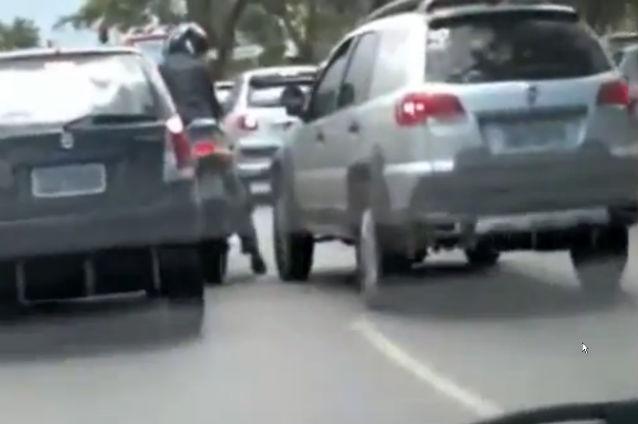 VIDEO: O şoferiţă s-a enervat pe un motociclist pentru că i-a lovit maşina