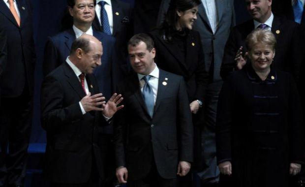 Summitul de la Seul: Ce îi explica Băsescu preşedintelui rus Dmitri Medvedev (VIDEO)