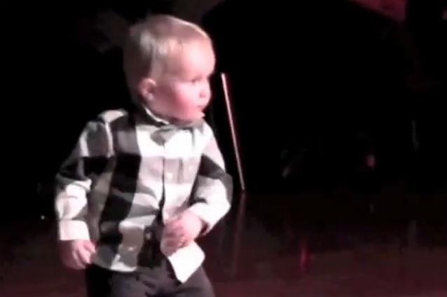 Un băieţel de doi ani face senzaţie pe internet dansând jive. Vezi filmuleţul care a impresionat milioane de persoane în câteva zile