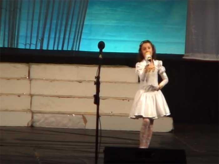 Video: O fetiţă din România a câştigat recent un important concurs internaţional de muzică uşoară