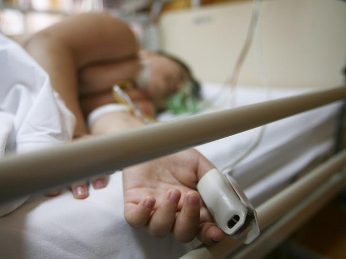 12 copii au ajuns la spital cu toxiinfecţie alimentară, după ce au băut laptele primit la şcoală