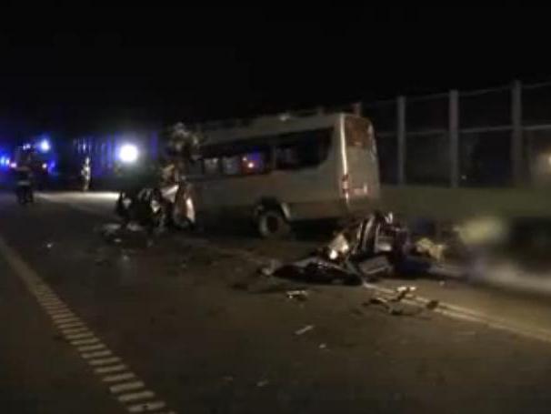 Tragedie în Polonia: 8 morţi şi 10 răniţi în urma coliziunii dintre un microbuz şi un camion (VIDEO)