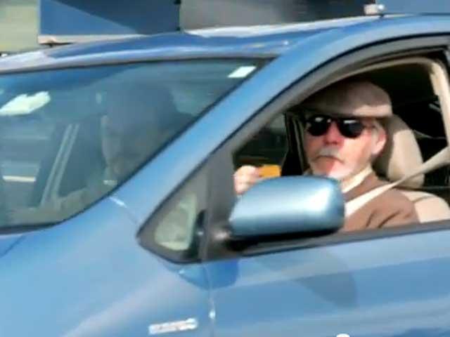 Un nevăzător la volanul unei maşini în circulaţie! (VIDEO)