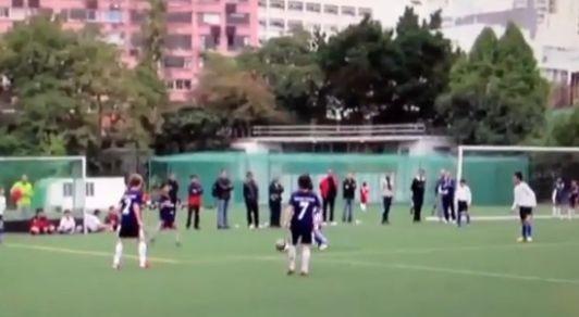 Un puşti de 12 ani din Hong Kong a confundat capul adversarului cu mingea