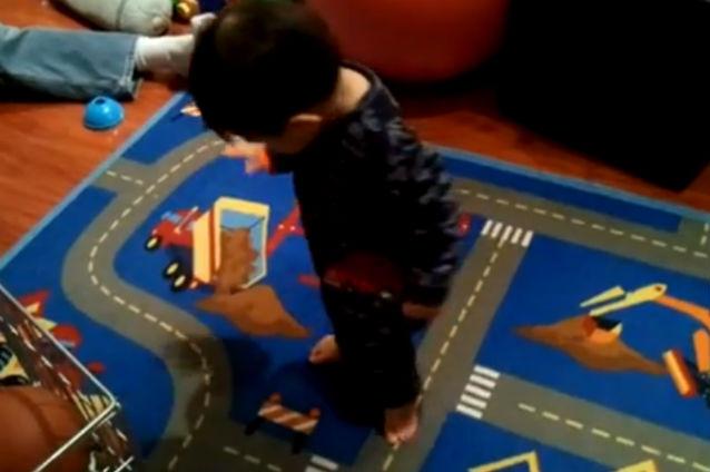 VIDEO: Un copil a descoperit că are umbră. Reacţia micuţului a fost văzută pe Youtube de peste 100.000 de persoane într-o zi